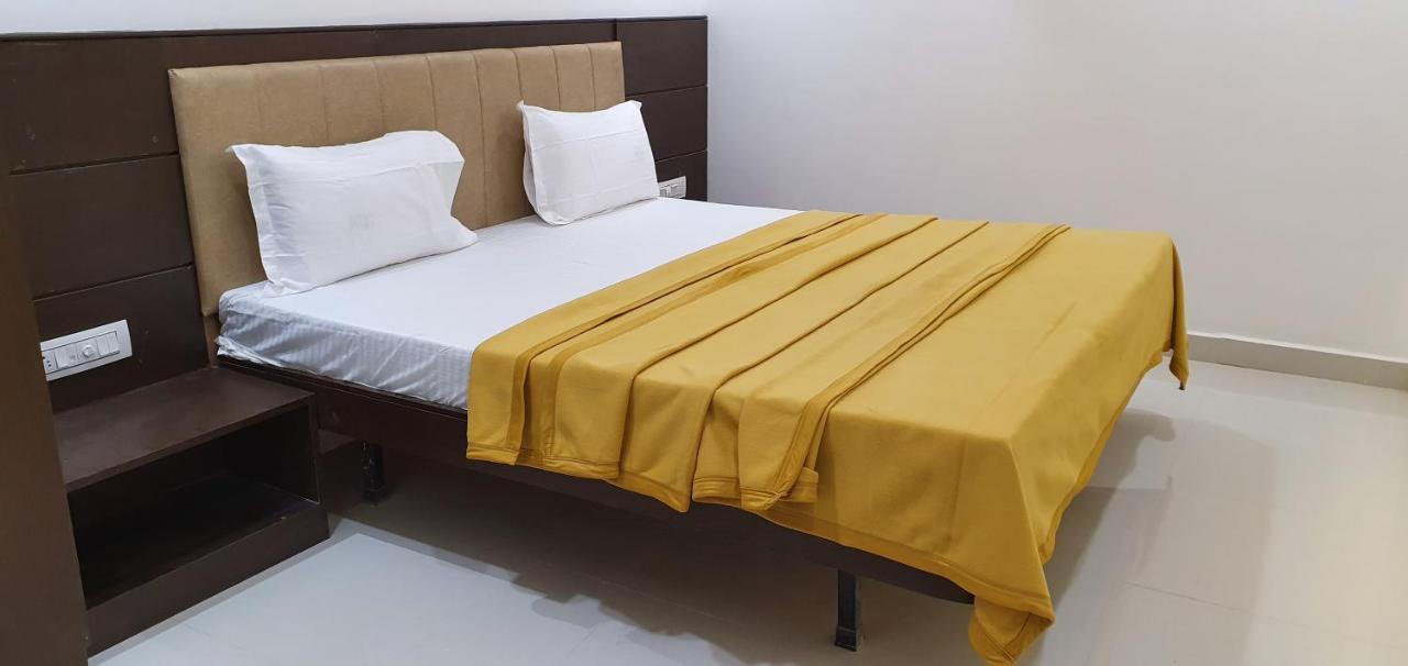 Hotel N K Bhuj Ngoại thất bức ảnh