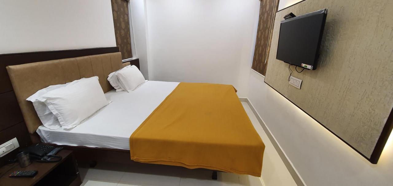 Hotel N K Bhuj Ngoại thất bức ảnh