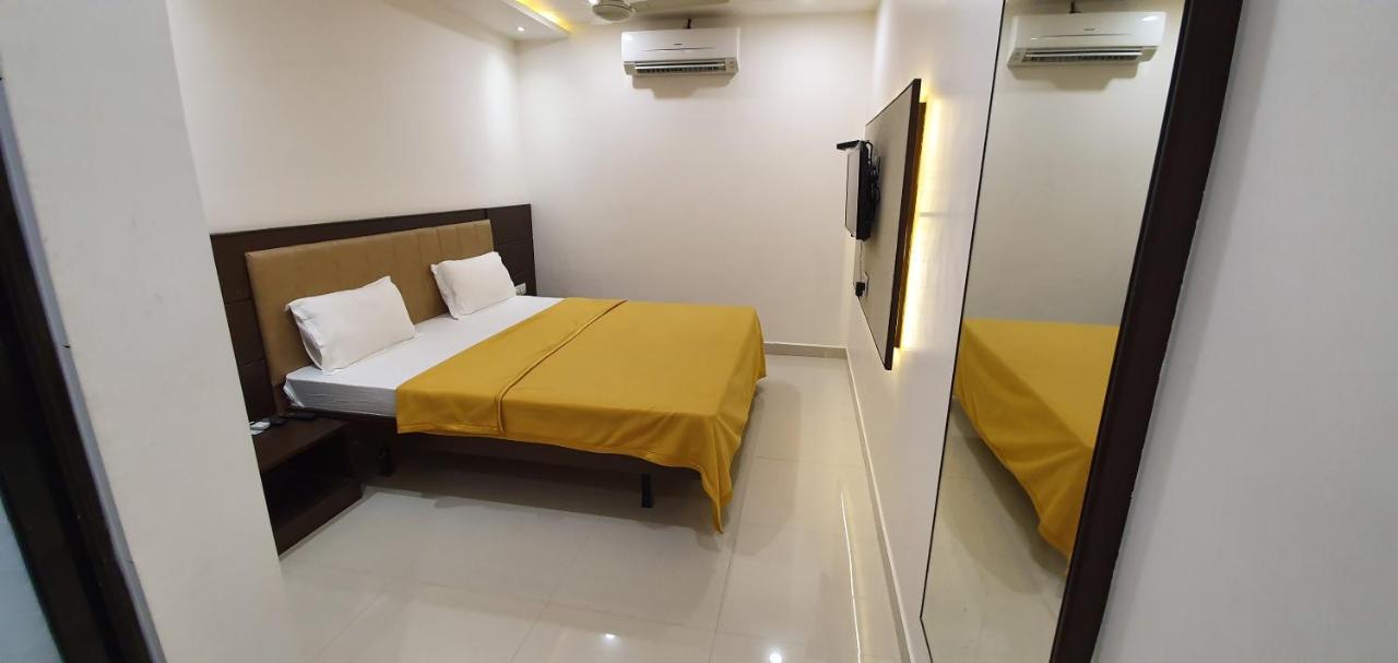 Hotel N K Bhuj Ngoại thất bức ảnh