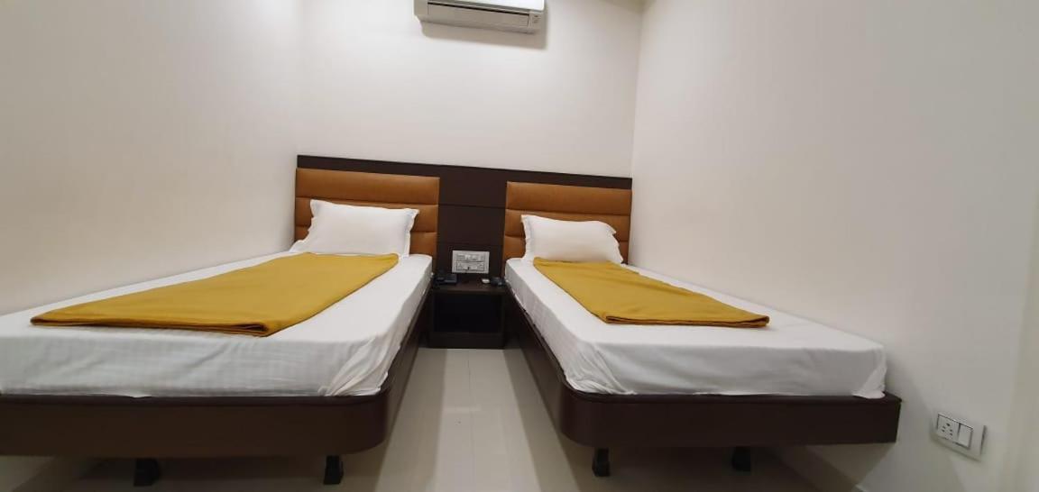 Hotel N K Bhuj Ngoại thất bức ảnh