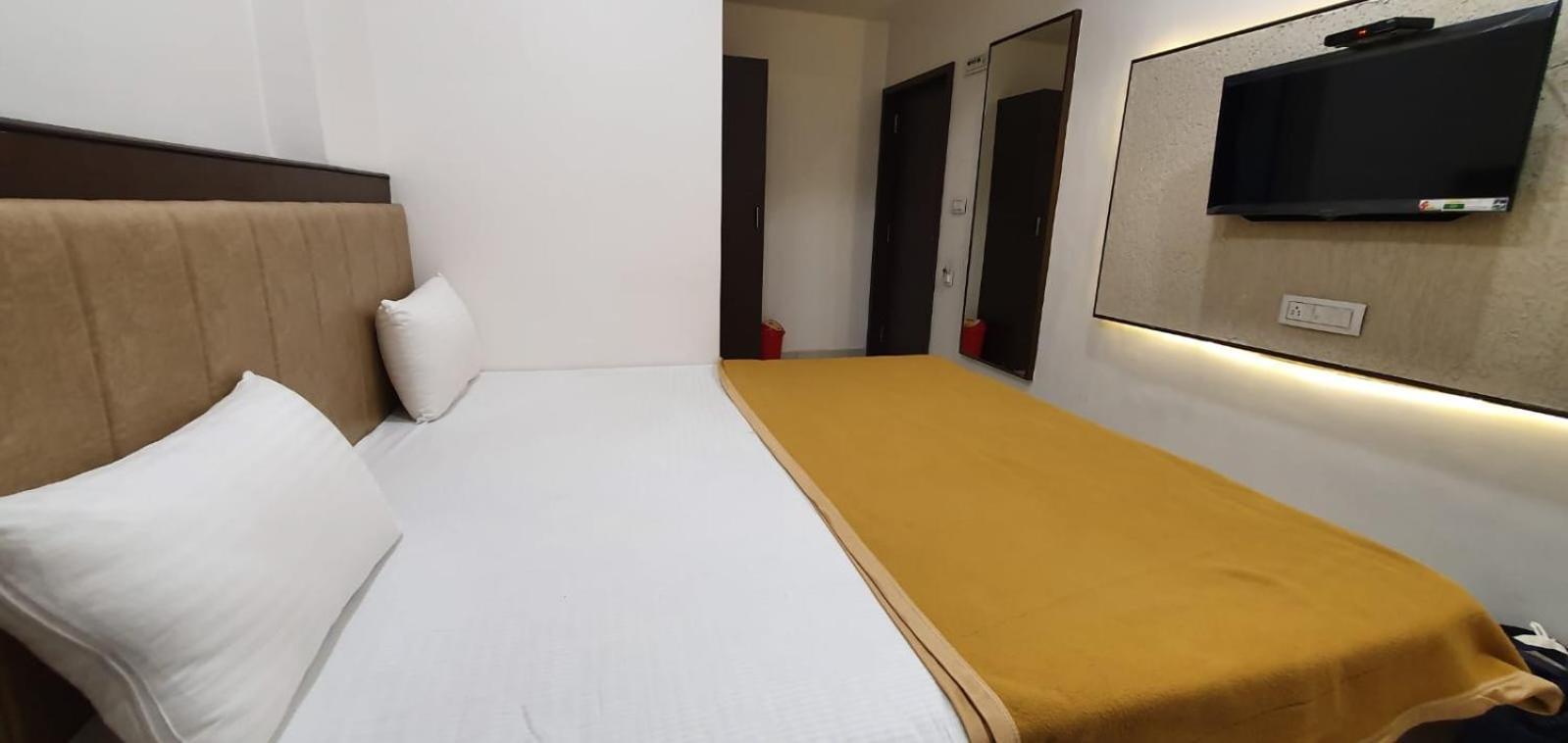 Hotel N K Bhuj Ngoại thất bức ảnh