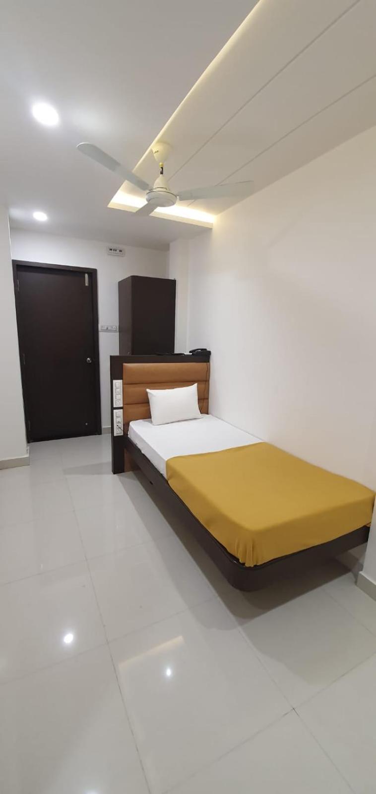 Hotel N K Bhuj Ngoại thất bức ảnh