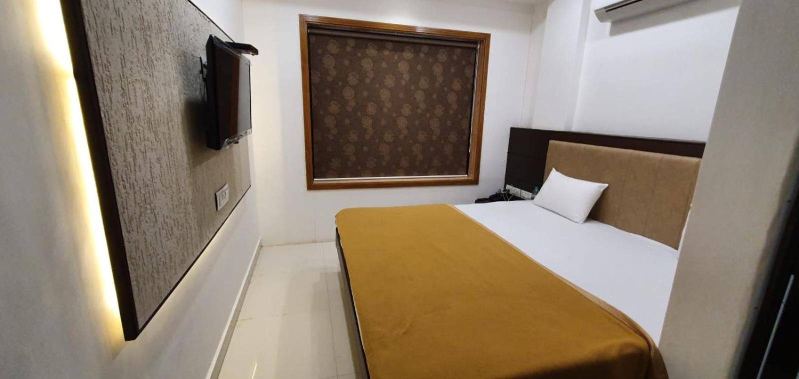 Hotel N K Bhuj Ngoại thất bức ảnh