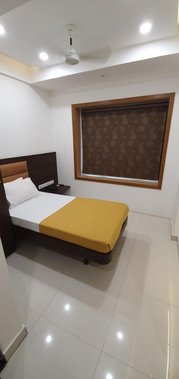 Hotel N K Bhuj Ngoại thất bức ảnh